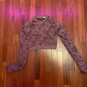 gymshark purple camo tight cropped workout shirt (size extra small)